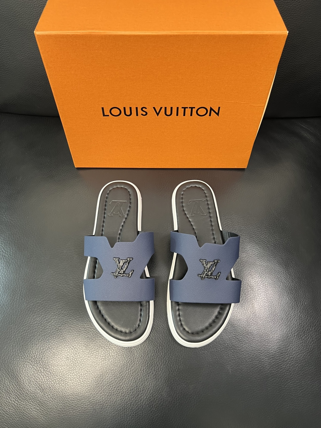 Lv 高品质 顶级工艺品 路易威登，拖鞋 专柜同步原厂配置，鞋面意大利进口，高品质拼接缤纷色彩复杂工艺品