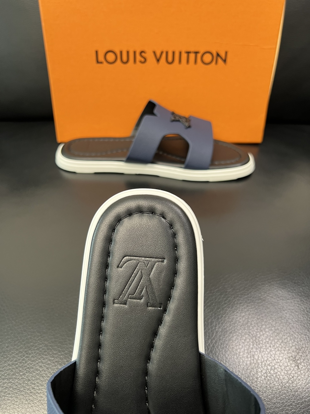 Lv 高品质 顶级工艺品 路易威登，拖鞋 专柜同步原厂配置，鞋面意大利进口，高品质拼接缤纷色彩复杂工艺品