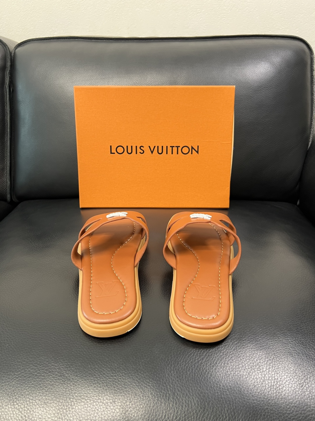 Lv 高品质 顶级工艺品 路易威登，拖鞋 专柜同步原厂配置，鞋面意大利进口，高品质拼接缤纷色彩复杂工艺品