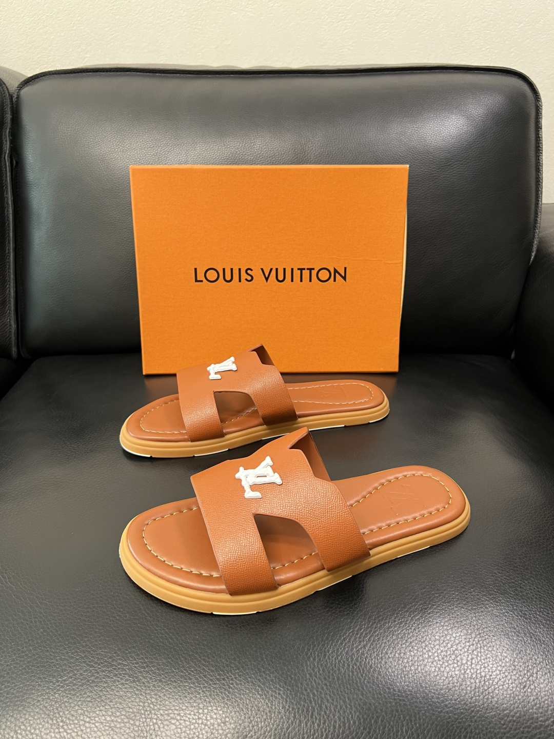 Lv 高品质 顶级工艺品 路易威登，拖鞋 专柜同步原厂配置，鞋面意大利进口，高品质拼接缤纷色彩复杂工艺品