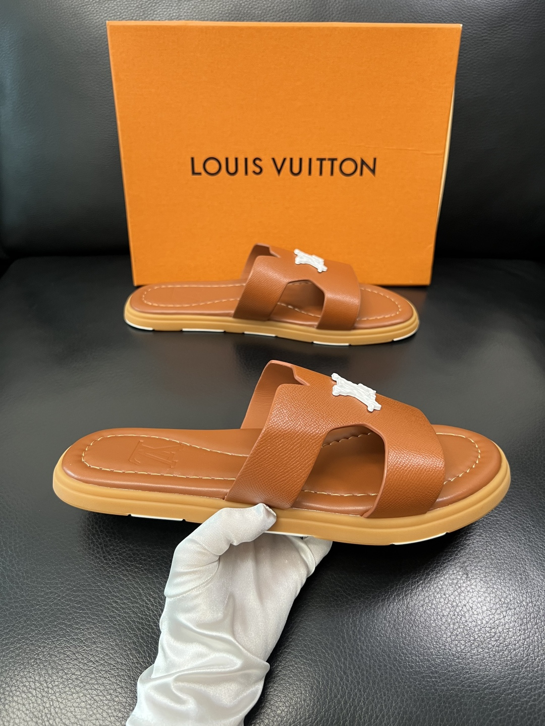 Lv 高品质 顶级工艺品 路易威登，拖鞋 专柜同步原厂配置，鞋面意大利进口，高品质拼接缤纷色彩复杂工艺品