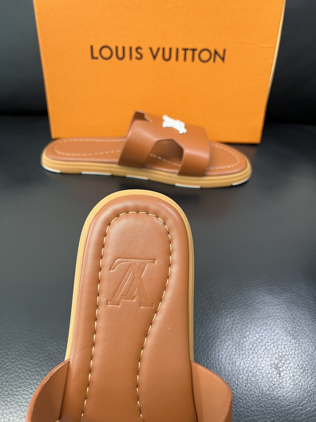 Lv 高品质 顶级工艺品 路易威登，拖鞋 专柜同步原厂配置，鞋面意大利进口，高品质拼接缤纷色彩复杂工艺品