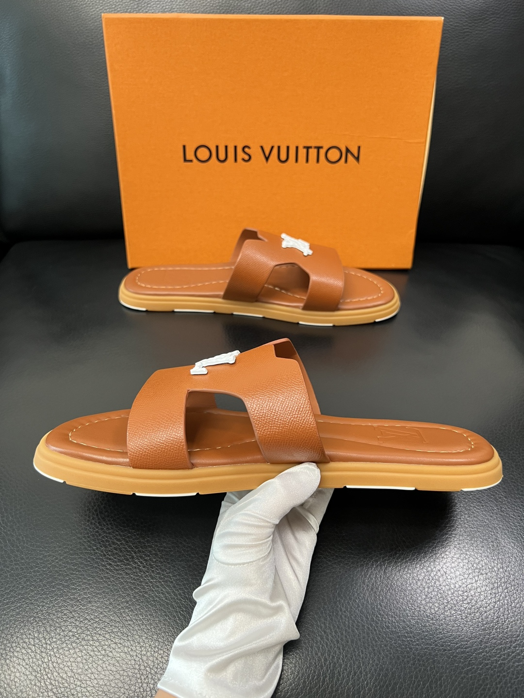 Lv 高品质 顶级工艺品 路易威登，拖鞋 专柜同步原厂配置，鞋面意大利进口，高品质拼接缤纷色彩复杂工艺品