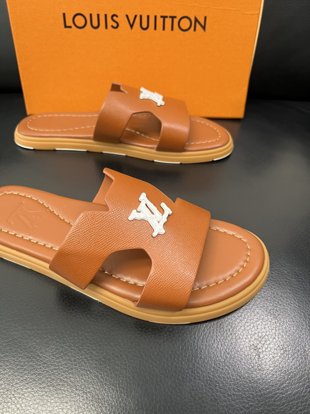 Lv 高品质 顶级工艺品 路易威登，拖鞋 专柜同步原厂配置，鞋面意大利进口，高品质拼接缤纷色彩复杂工艺品