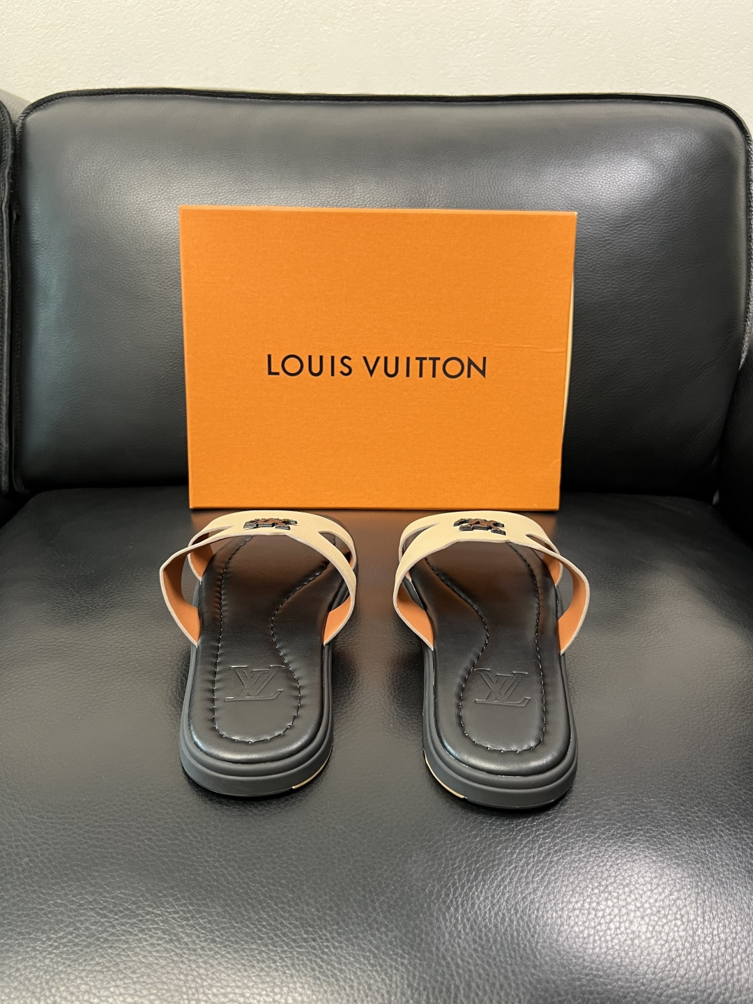 Lv 高品质 顶级工艺品 路易威登，拖鞋 专柜同步原厂配置，鞋面意大利进口，高品质拼接缤纷色彩复杂工艺品