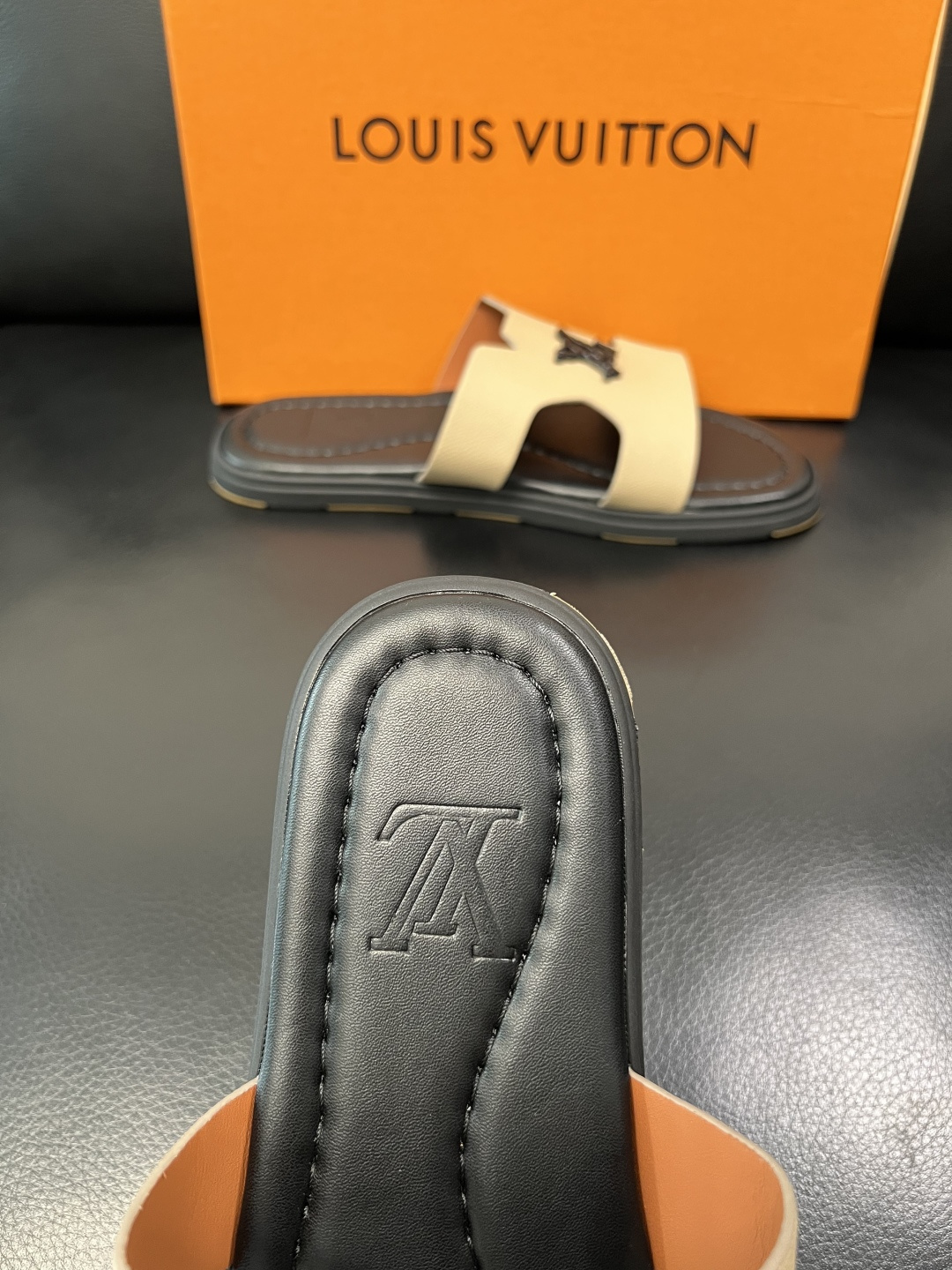 Lv 高品质 顶级工艺品 路易威登，拖鞋 专柜同步原厂配置，鞋面意大利进口，高品质拼接缤纷色彩复杂工艺品