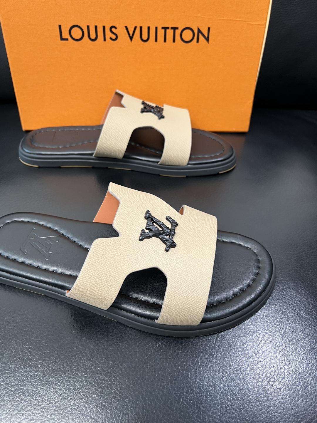 Lv 高品质 顶级工艺品 路易威登，拖鞋 专柜同步原厂配置，鞋面意大利进口，高品质拼接缤纷色彩复杂工艺品