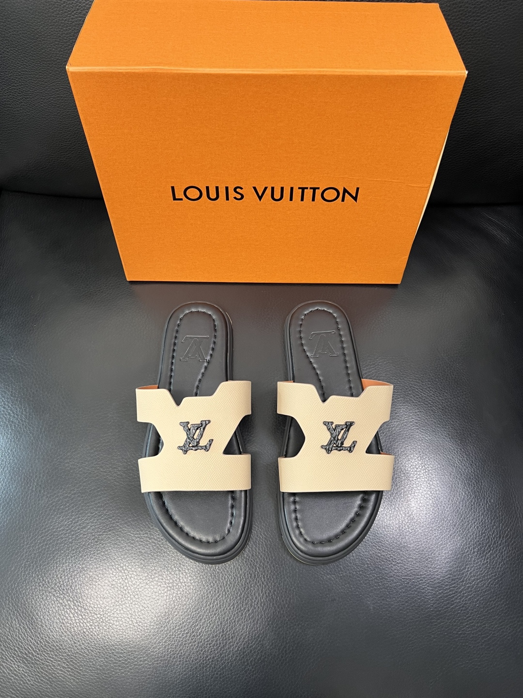 Lv 高品质 顶级工艺品 路易威登，拖鞋 专柜同步原厂配置，鞋面意大利进口，高品质拼接缤纷色彩复杂工艺品