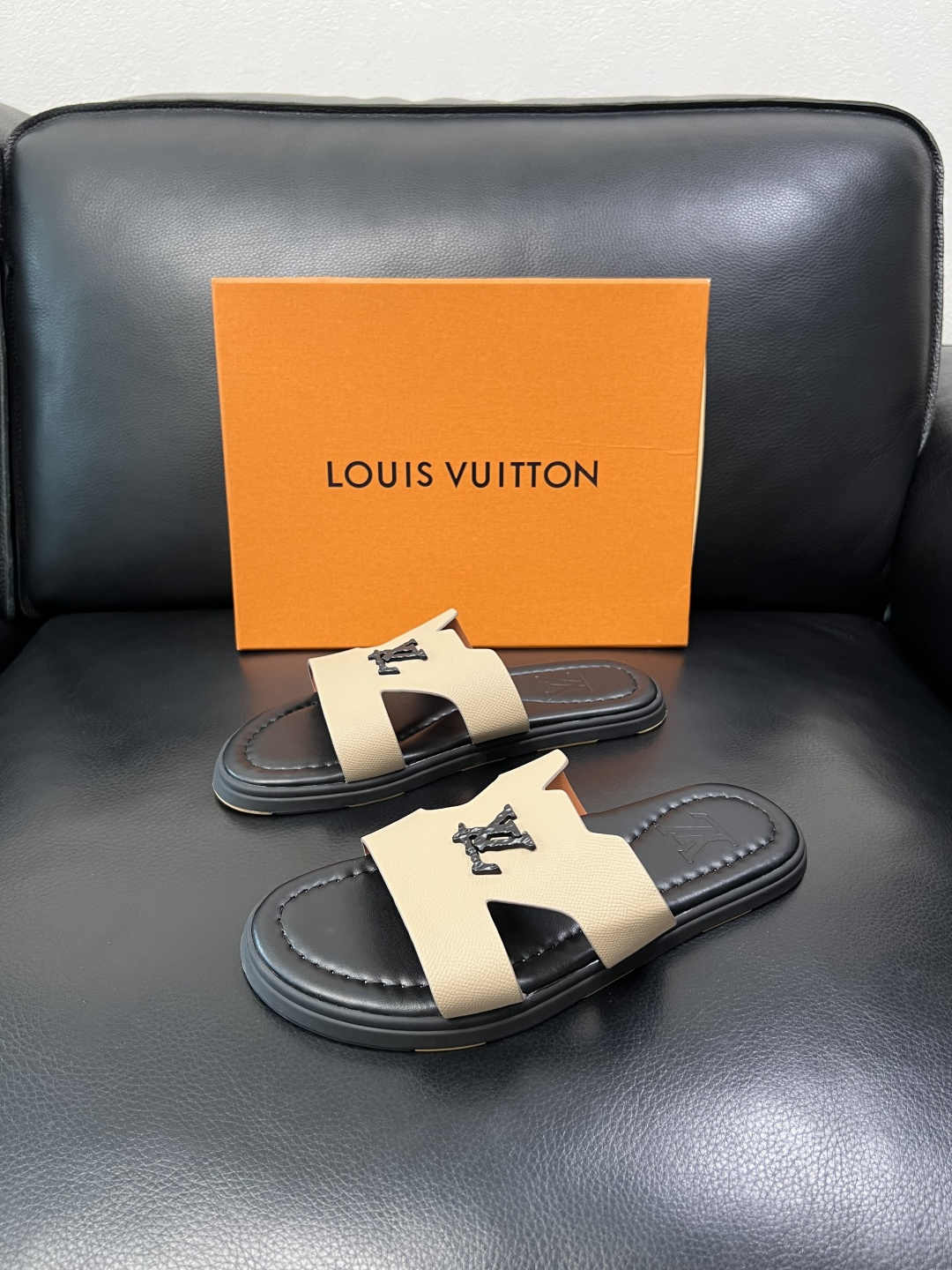 Lv 高品质 顶级工艺品 路易威登，拖鞋 专柜同步原厂配置，鞋面意大利进口，高品质拼接缤纷色彩复杂工艺品