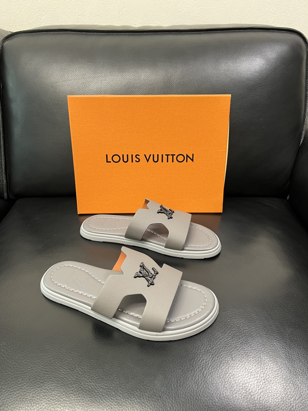 Lv 高品质 顶级工艺品 路易威登，拖鞋 专柜同步原厂配置，鞋面意大利进口，高品质拼接缤纷色彩复杂工艺品