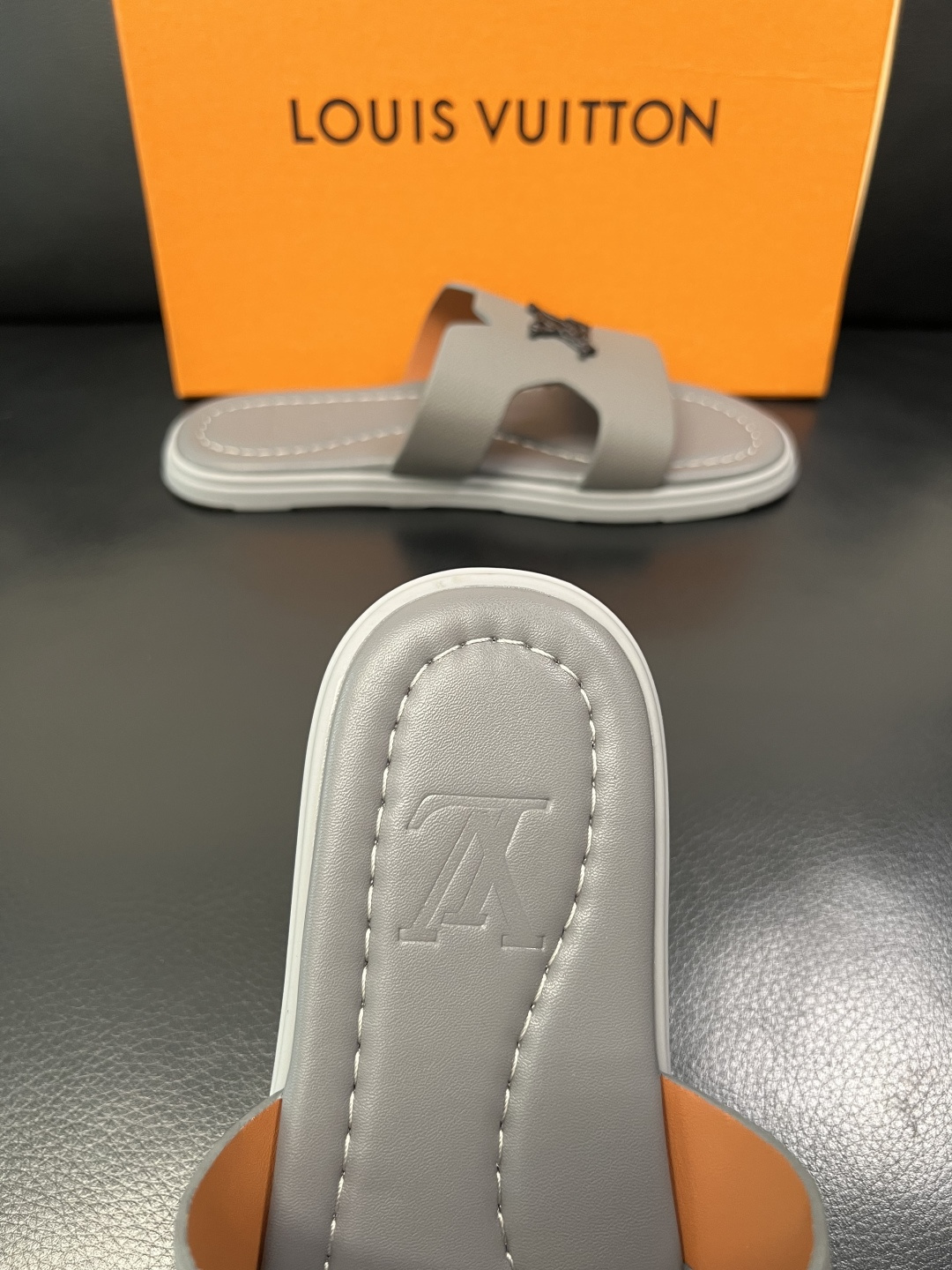 Lv 高品质 顶级工艺品 路易威登，拖鞋 专柜同步原厂配置，鞋面意大利进口，高品质拼接缤纷色彩复杂工艺品