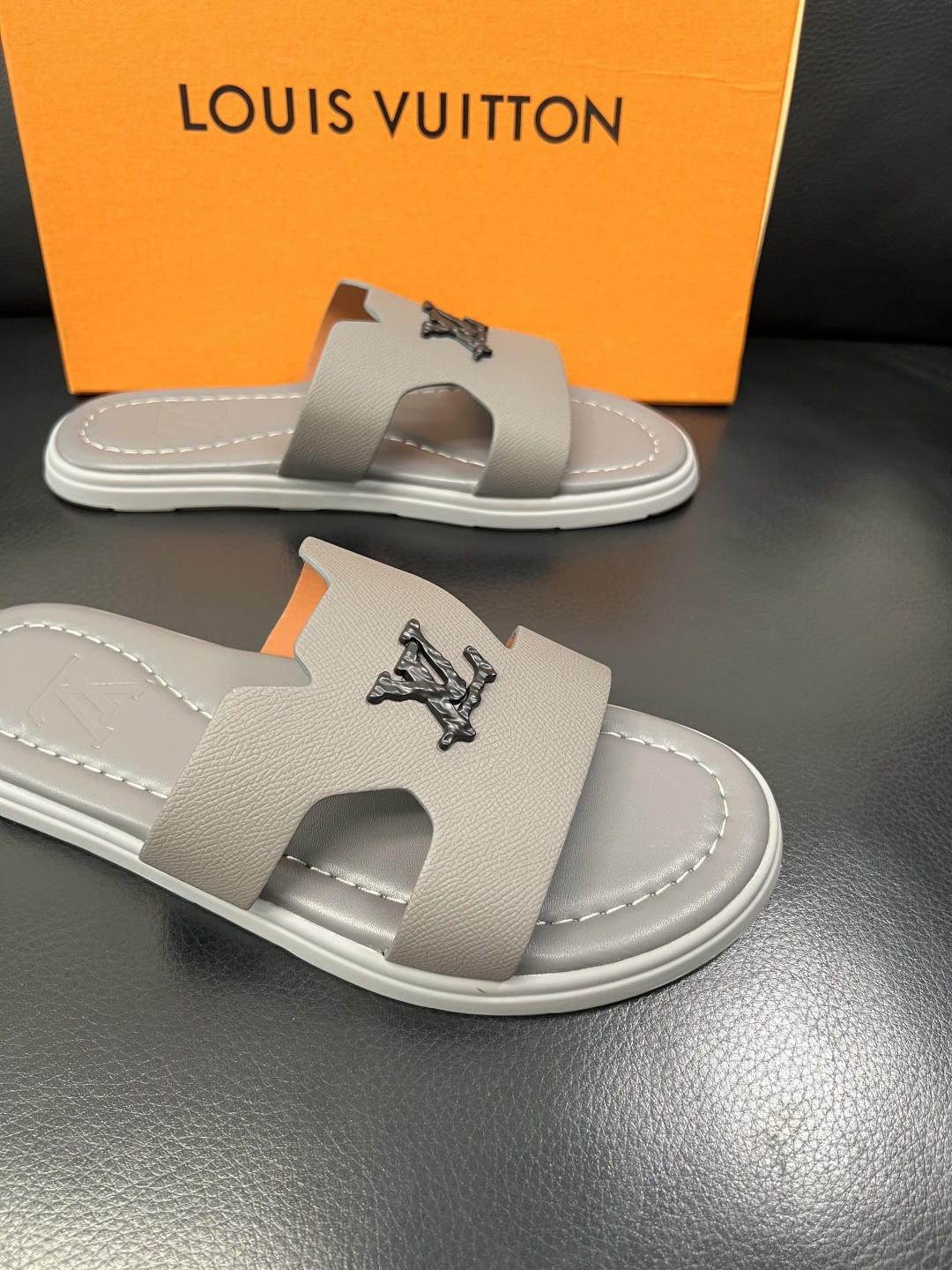 Lv 高品质 顶级工艺品 路易威登，拖鞋 专柜同步原厂配置，鞋面意大利进口，高品质拼接缤纷色彩复杂工艺品