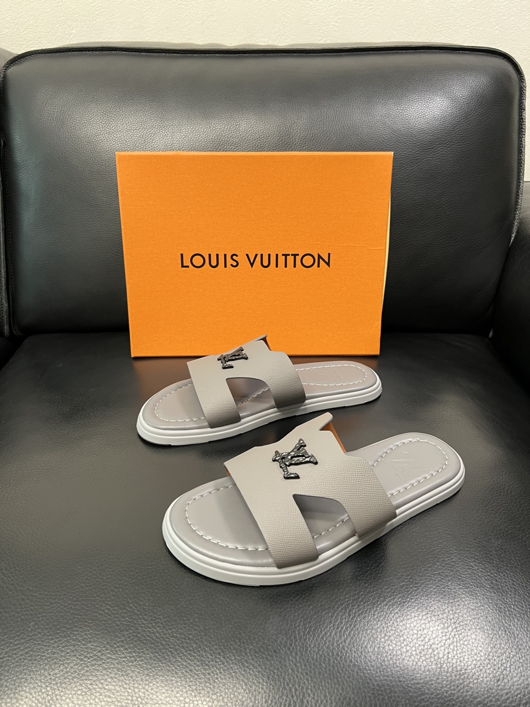 Lv 高品质 顶级工艺品 路易威登，拖鞋 专柜同步原厂配置，鞋面意大利进口，高品质拼接缤纷色彩复杂工艺品