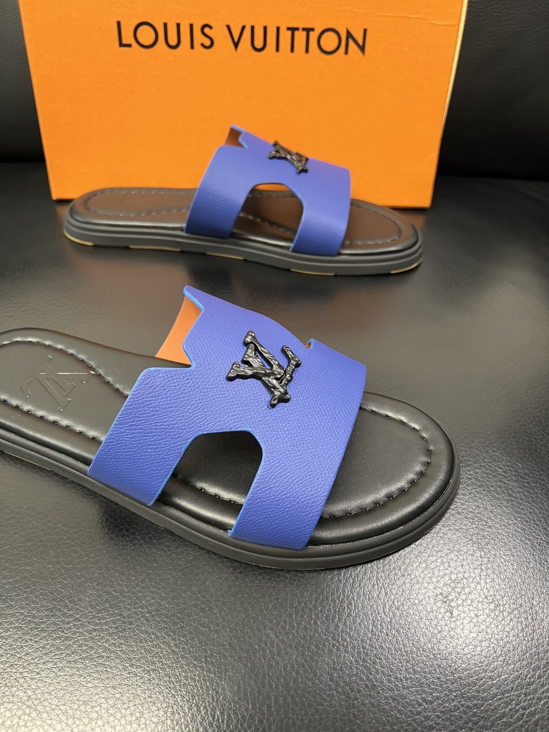 Lv 高品质 顶级工艺品 路易威登，拖鞋 专柜同步原厂配置，鞋面意大利进口，高品质拼接缤纷色彩复杂工艺品