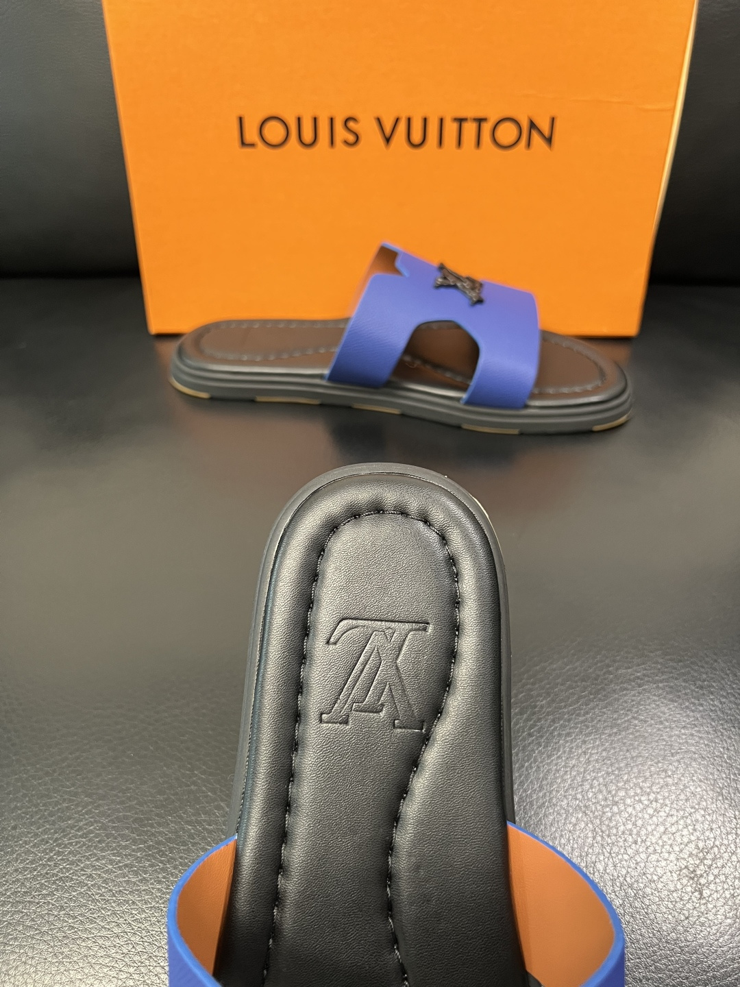 Lv 高品质 顶级工艺品 路易威登，拖鞋 专柜同步原厂配置，鞋面意大利进口，高品质拼接缤纷色彩复杂工艺品