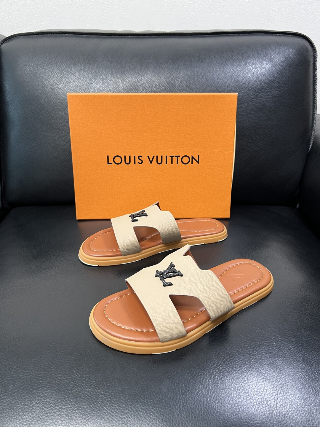 Lv 高品质 顶级工艺品 路易威登，拖鞋 专柜同步原厂配置，鞋面意大利进口，高品质拼接缤纷色彩复杂工艺品