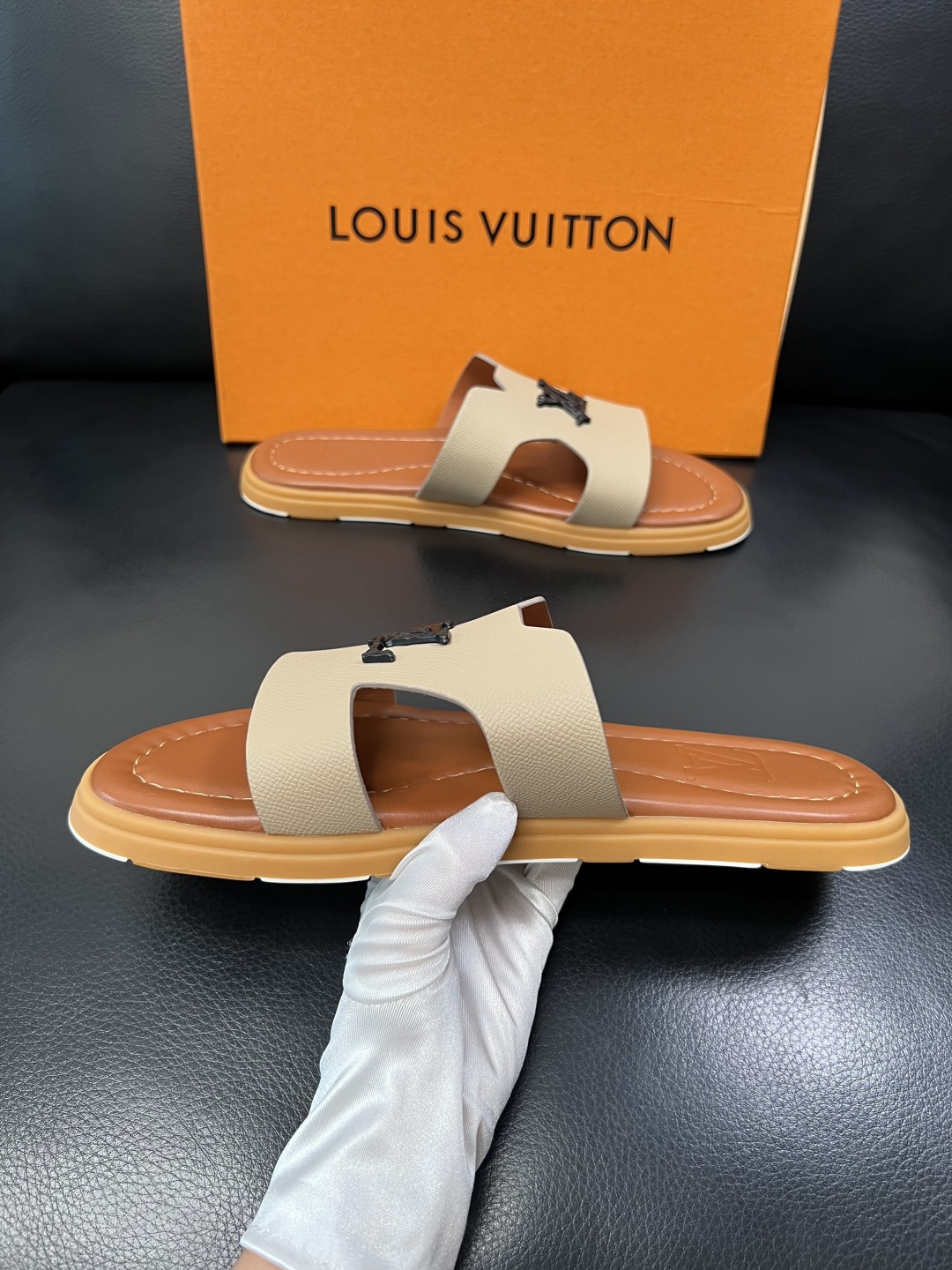 Lv 高品质 顶级工艺品 路易威登，拖鞋 专柜同步原厂配置，鞋面意大利进口，高品质拼接缤纷色彩复杂工艺品