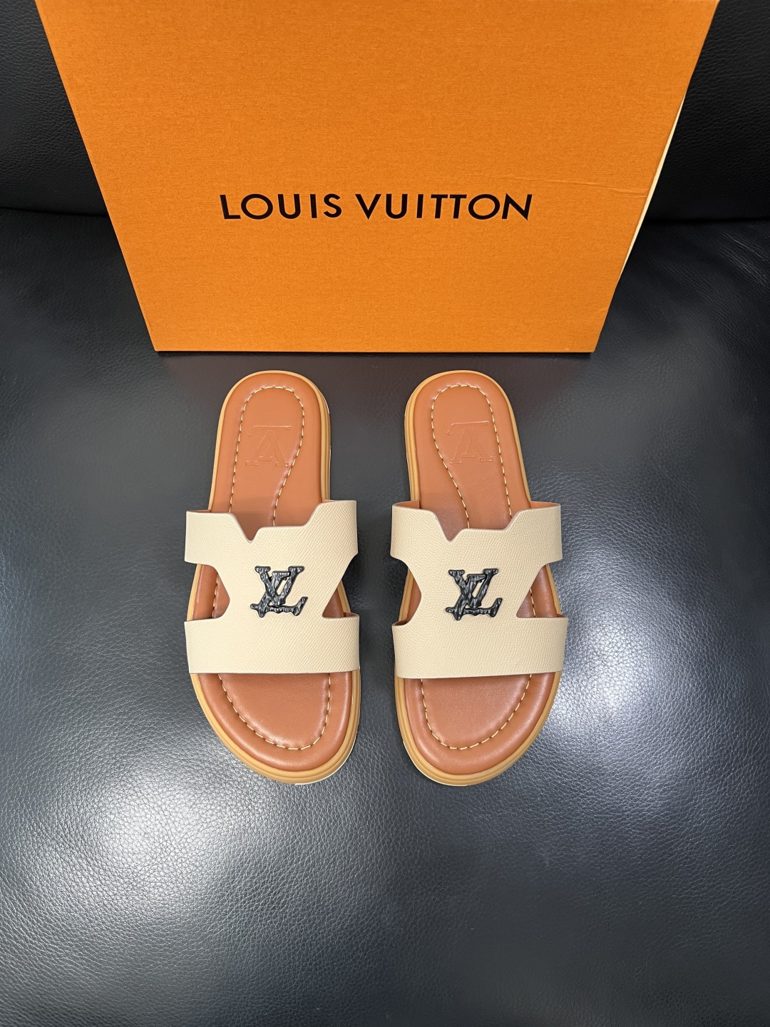 Lv 高品质 顶级工艺品 路易威登，拖鞋 专柜同步原厂配置，鞋面意大利进口，高品质拼接缤纷色彩复杂工艺品