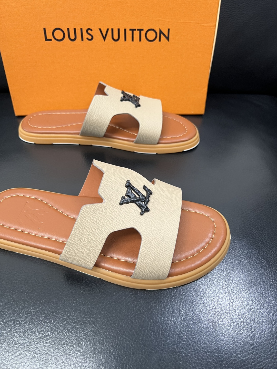 Lv 高品质 顶级工艺品 路易威登，拖鞋 专柜同步原厂配置，鞋面意大利进口，高品质拼接缤纷色彩复杂工艺品