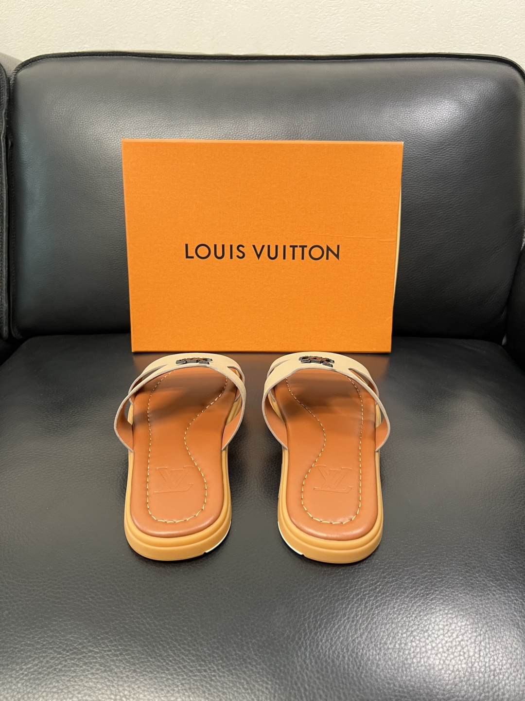 Lv 高品质 顶级工艺品 路易威登，拖鞋 专柜同步原厂配置，鞋面意大利进口，高品质拼接缤纷色彩复杂工艺品