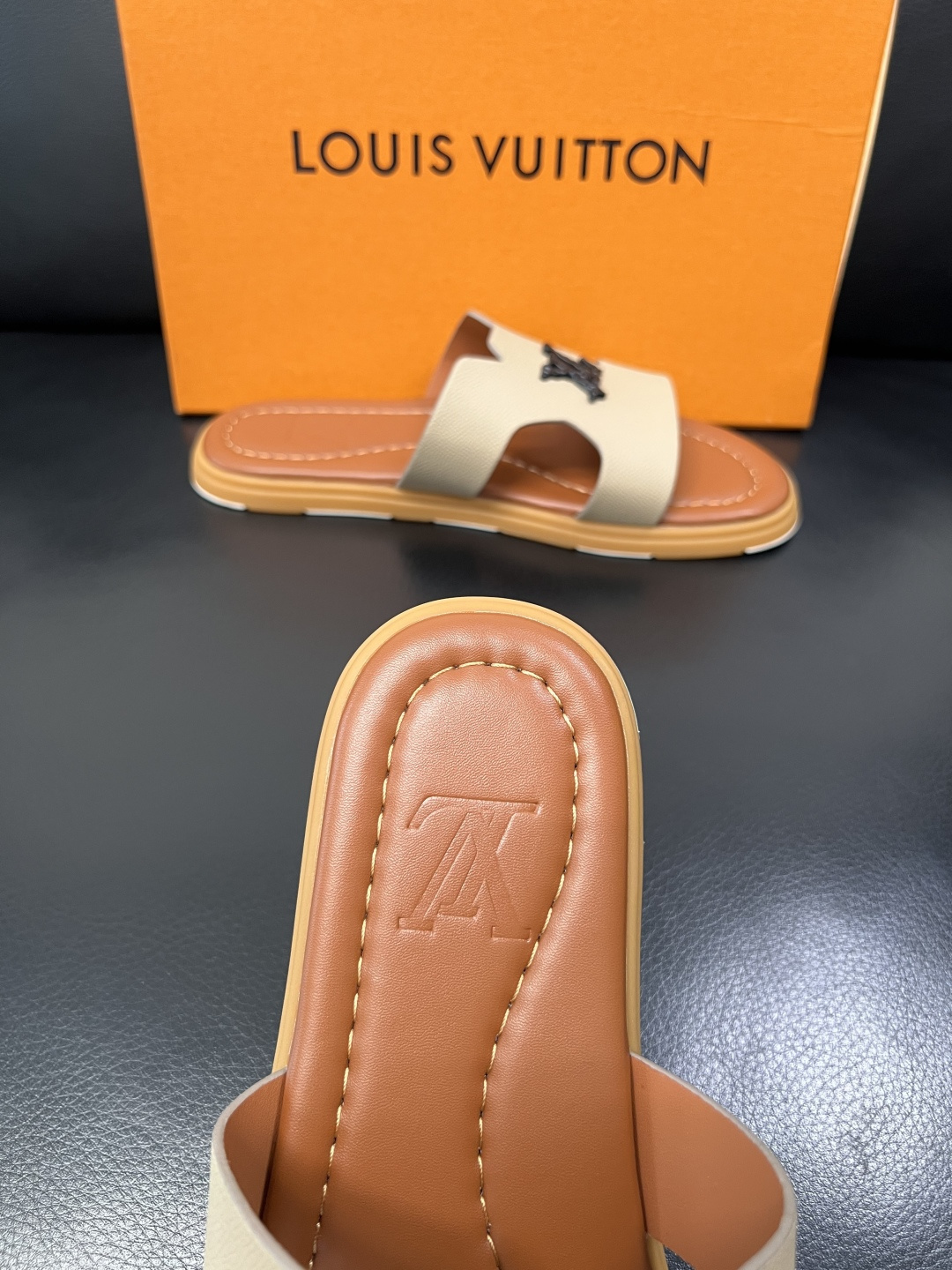 Lv 高品质 顶级工艺品 路易威登，拖鞋 专柜同步原厂配置，鞋面意大利进口，高品质拼接缤纷色彩复杂工艺品