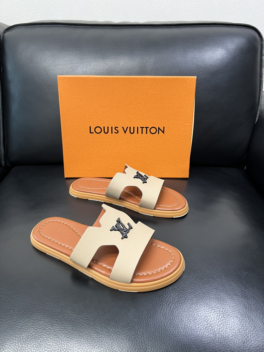 Lv 高品质 顶级工艺品 路易威登，拖鞋 专柜同步原厂配置，鞋面意大利进口，高品质拼接缤纷色彩复杂工艺品