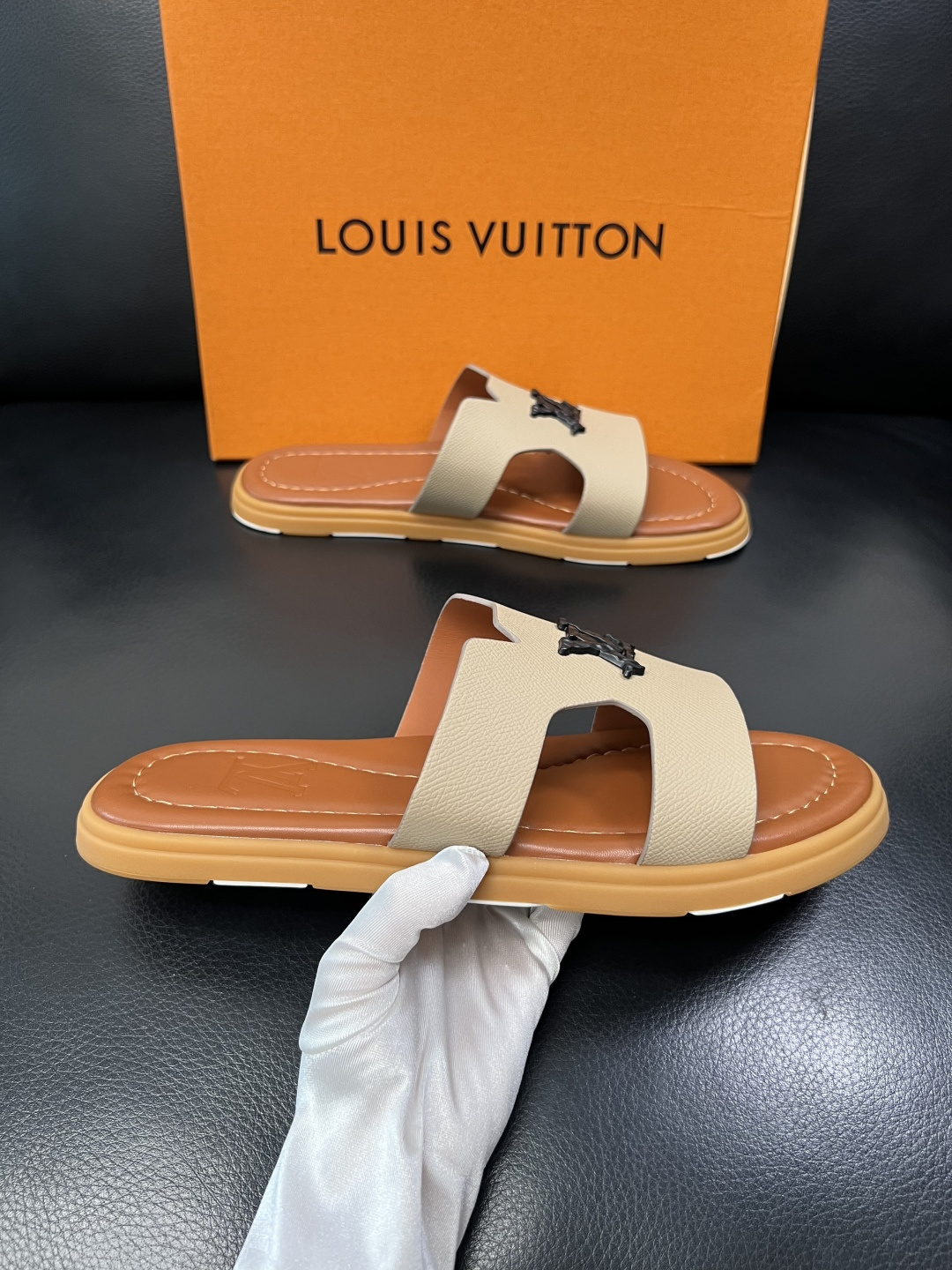 Lv 高品质 顶级工艺品 路易威登，拖鞋 专柜同步原厂配置，鞋面意大利进口，高品质拼接缤纷色彩复杂工艺品