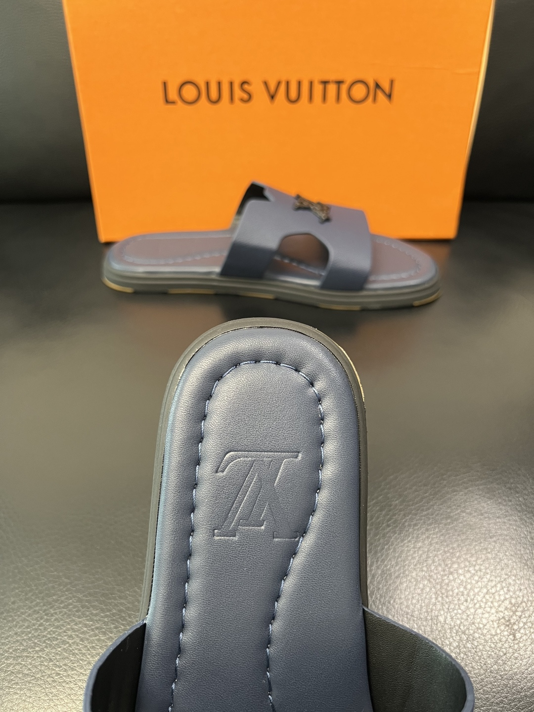 Lv 高品质 顶级工艺品 路易威登，拖鞋 专柜同步原厂配置，鞋面意大利进口，高品质拼接缤纷色彩复杂工艺品