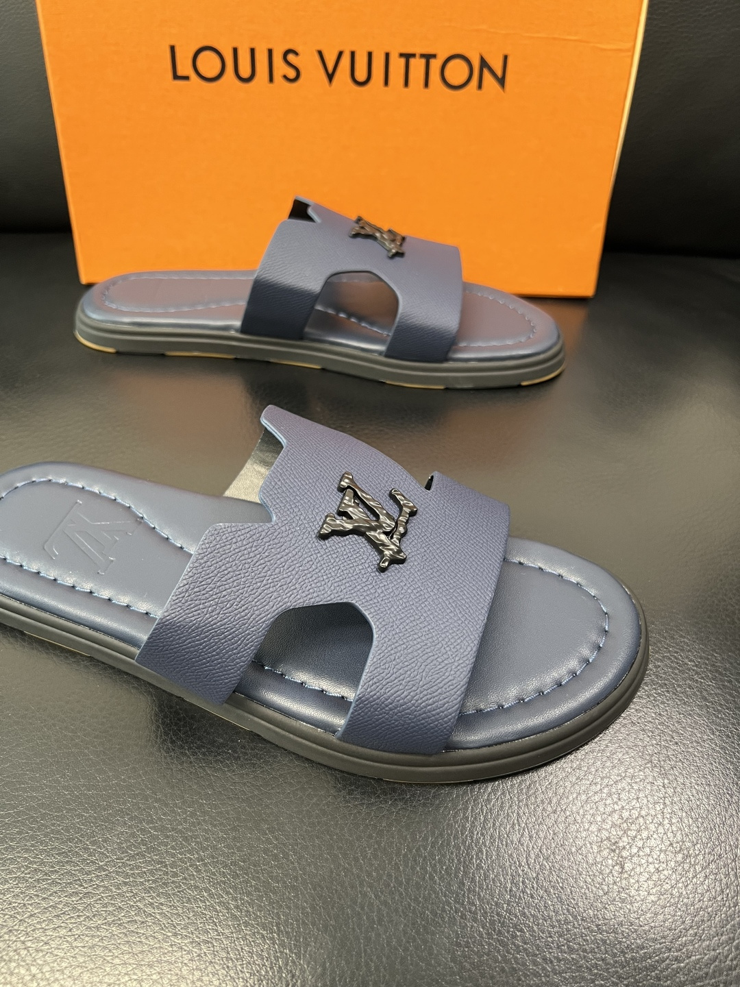 Lv 高品质 顶级工艺品 路易威登，拖鞋 专柜同步原厂配置，鞋面意大利进口，高品质拼接缤纷色彩复杂工艺品