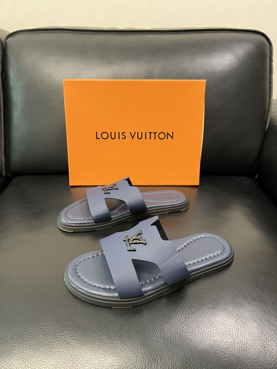 Lv 高品质 顶级工艺品 路易威登，拖鞋 专柜同步原厂配置，鞋面意大利进口，高品质拼接缤纷色彩复杂工艺品