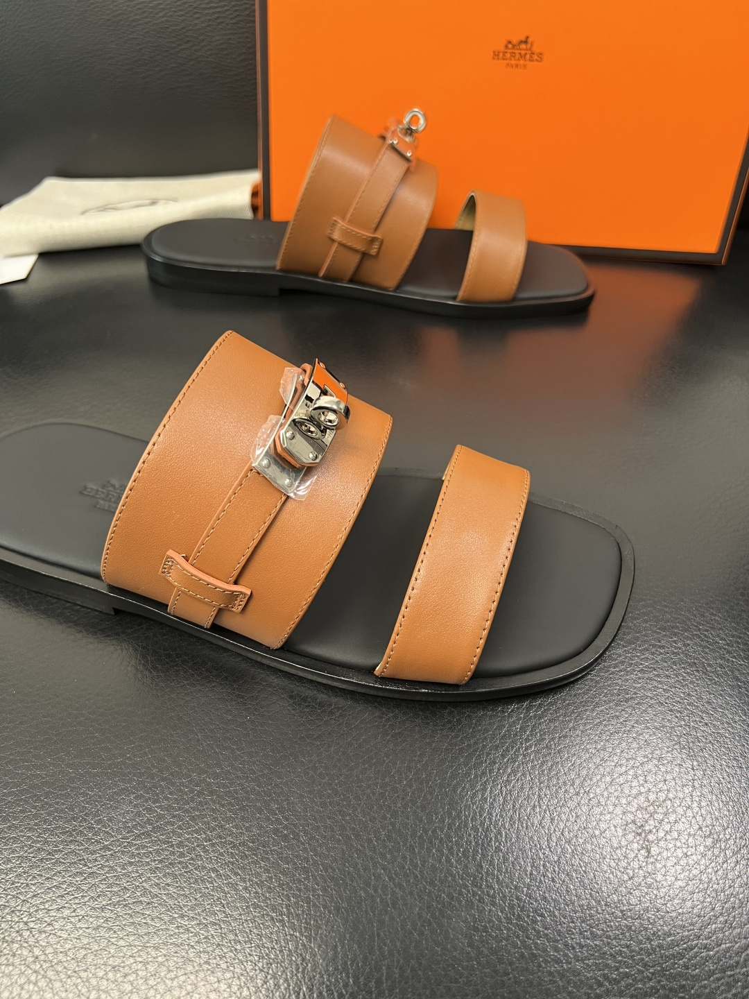 Hermes 高品质 顶级工艺品 爱马仕 拖鞋专柜同步发售原厂配置，意大利进口原版牛皮面料，高品质拼接工