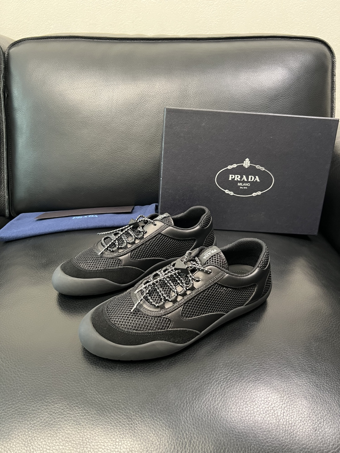 Prada 顶级工艺品，普拉达 专柜同步，原厂配置意大利进口牛皮拼布面料，进口牛皮内里垫，透气舒适，鞋底
