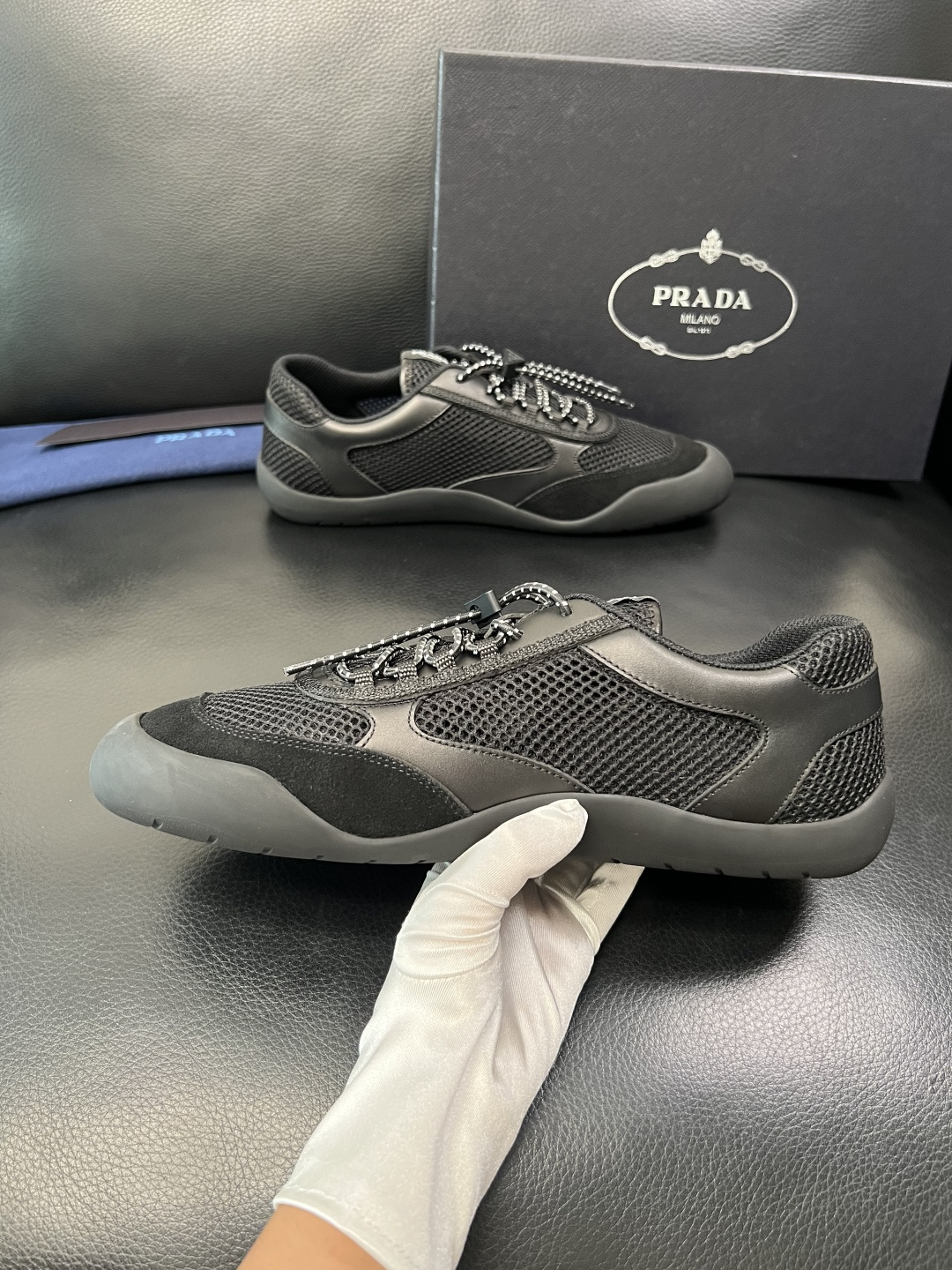Prada 顶级工艺品，普拉达 专柜同步，原厂配置意大利进口牛皮拼布面料，进口牛皮内里垫，透气舒适，鞋底