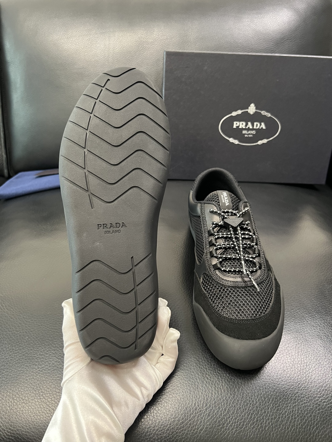 Prada 顶级工艺品，普拉达 专柜同步，原厂配置意大利进口牛皮拼布面料，进口牛皮内里垫，透气舒适，鞋底