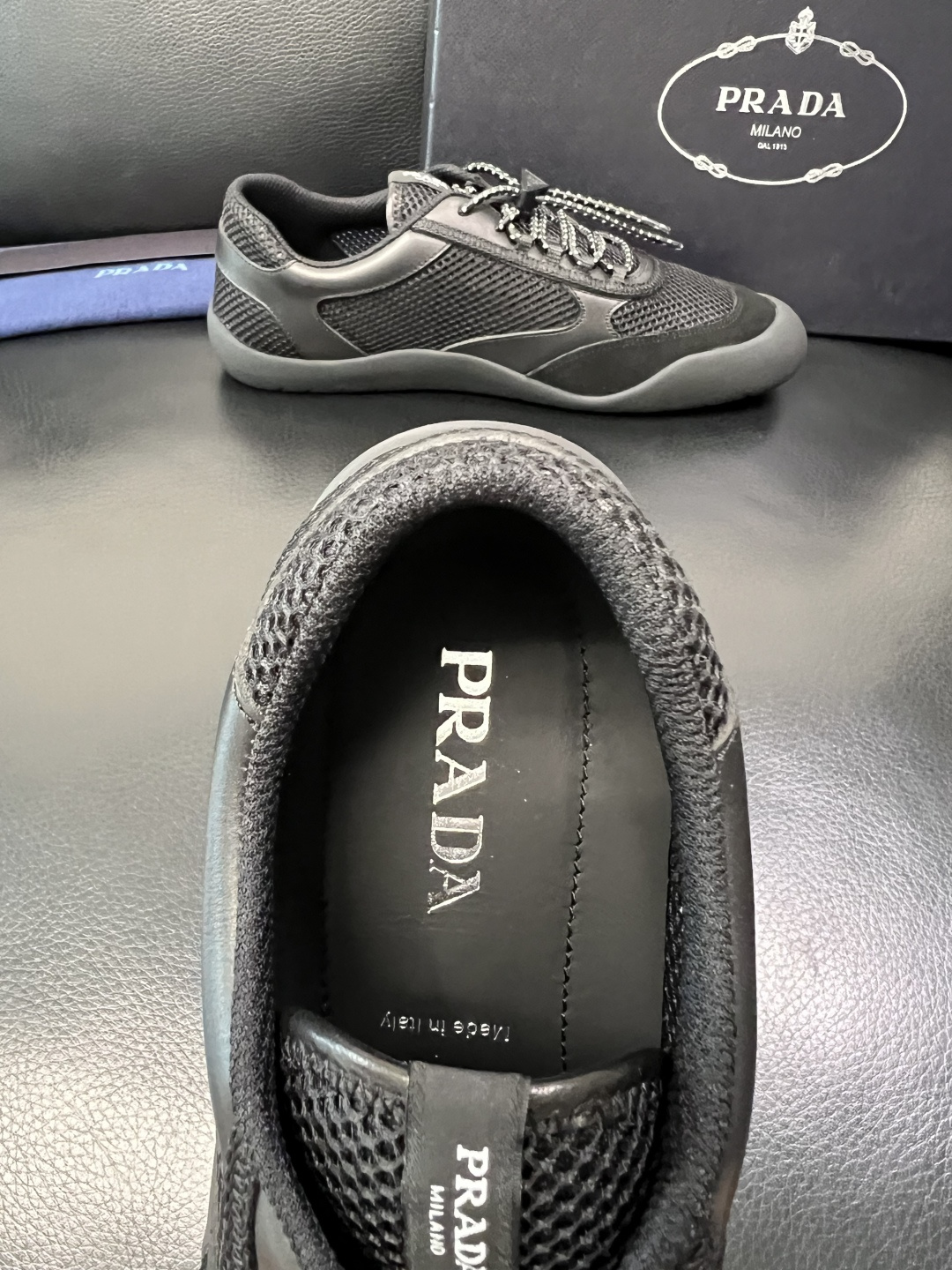 Prada 顶级工艺品，普拉达 专柜同步，原厂配置意大利进口牛皮拼布面料，进口牛皮内里垫，透气舒适，鞋底
