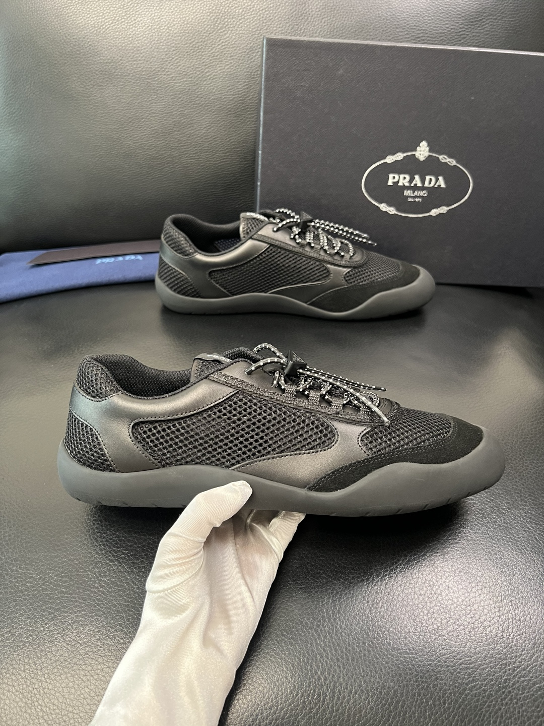 Prada 顶级工艺品，普拉达 专柜同步，原厂配置意大利进口牛皮拼布面料，进口牛皮内里垫，透气舒适，鞋底