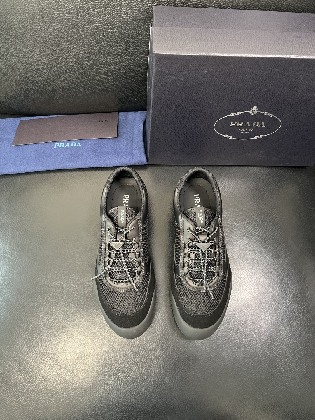Prada 顶级工艺品，普拉达 专柜同步，原厂配置意大利进口牛皮拼布面料，进口牛皮内里垫，透气舒适，鞋底
