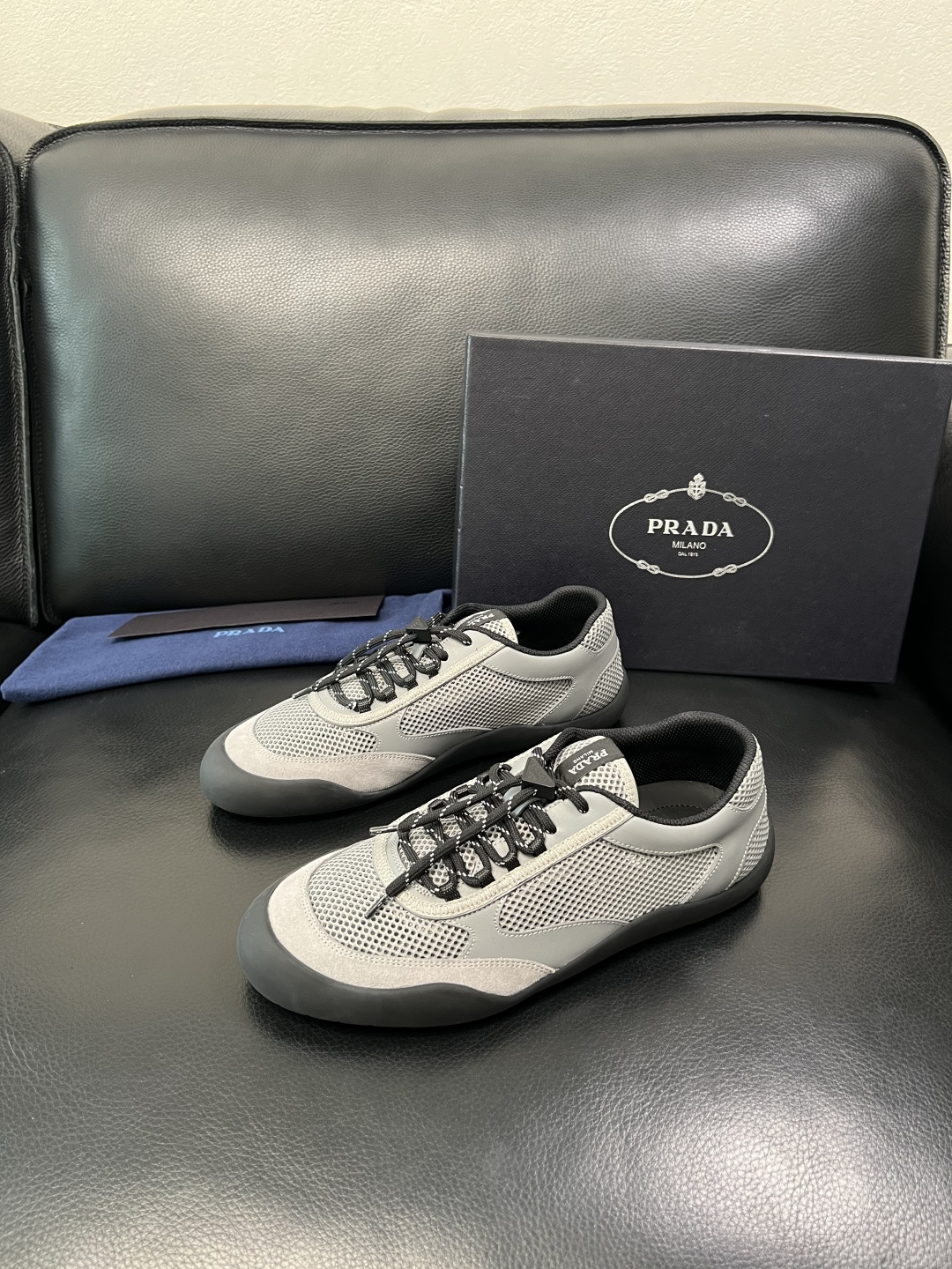 Prada 顶级工艺品，普拉达 专柜同步，原厂配置意大利进口牛皮拼布面料，进口牛皮内里垫，透气舒适，鞋底