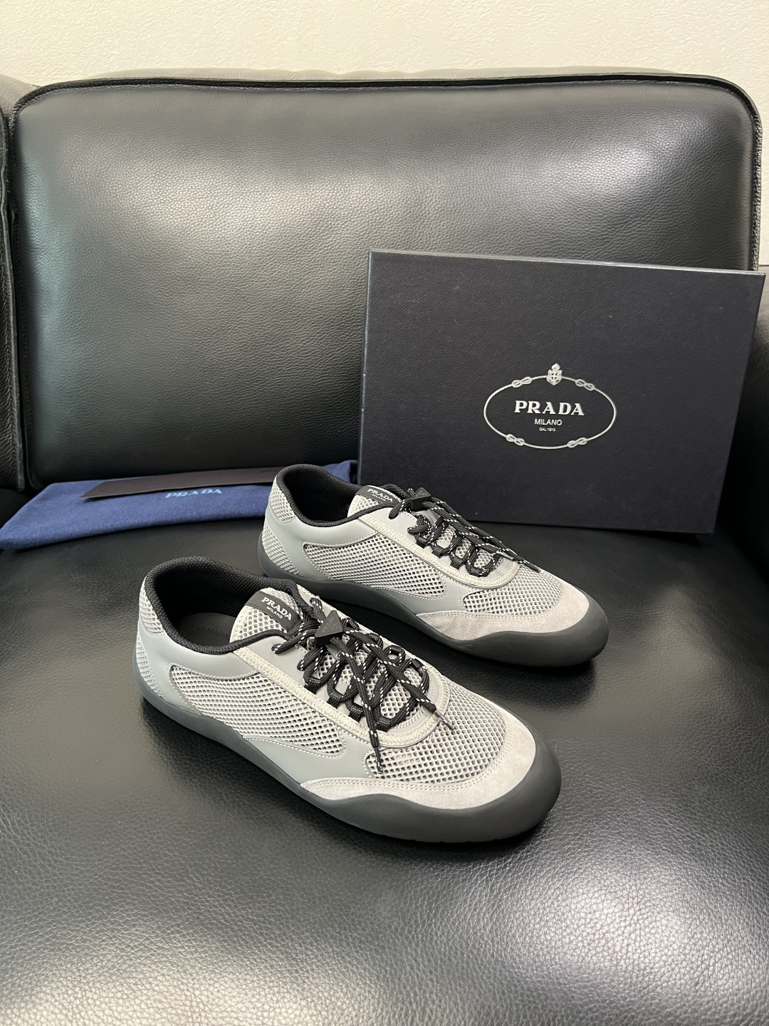 Prada 顶级工艺品，普拉达 专柜同步，原厂配置意大利进口牛皮拼布面料，进口牛皮内里垫，透气舒适，鞋底