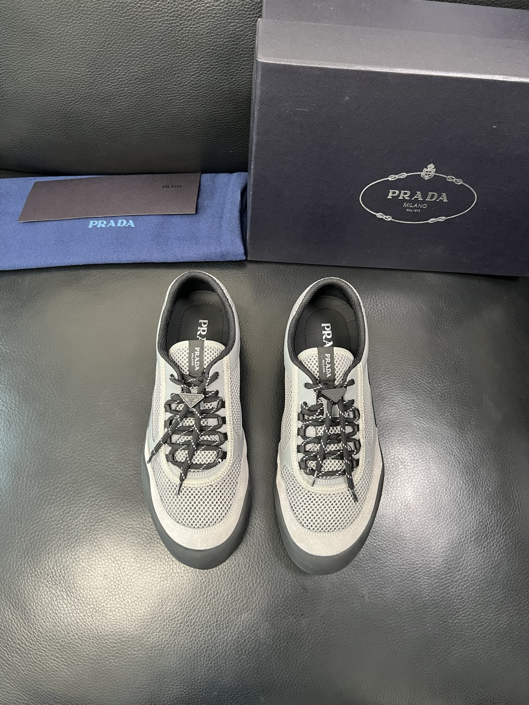 Prada 顶级工艺品，普拉达 专柜同步，原厂配置意大利进口牛皮拼布面料，进口牛皮内里垫，透气舒适，鞋底