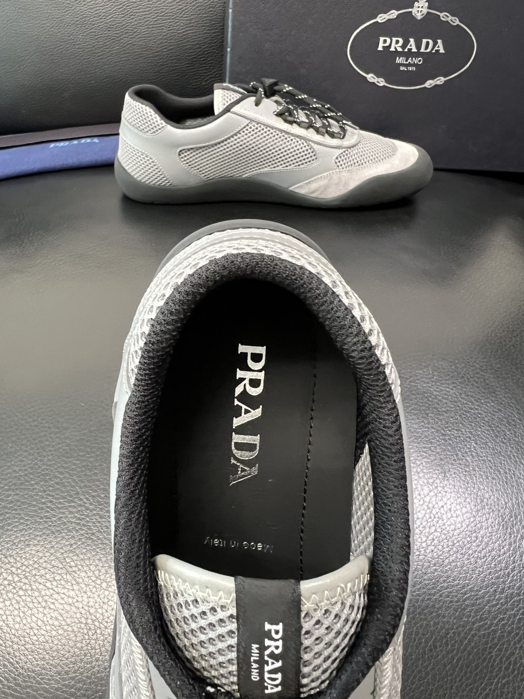Prada 顶级工艺品，普拉达 专柜同步，原厂配置意大利进口牛皮拼布面料，进口牛皮内里垫，透气舒适，鞋底
