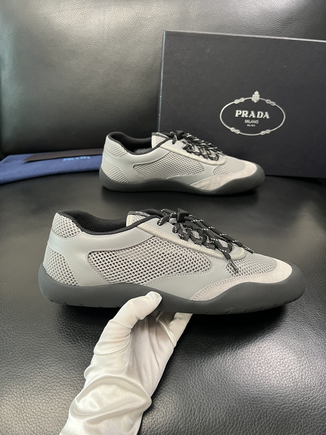 Prada 顶级工艺品，普拉达 专柜同步，原厂配置意大利进口牛皮拼布面料，进口牛皮内里垫，透气舒适，鞋底