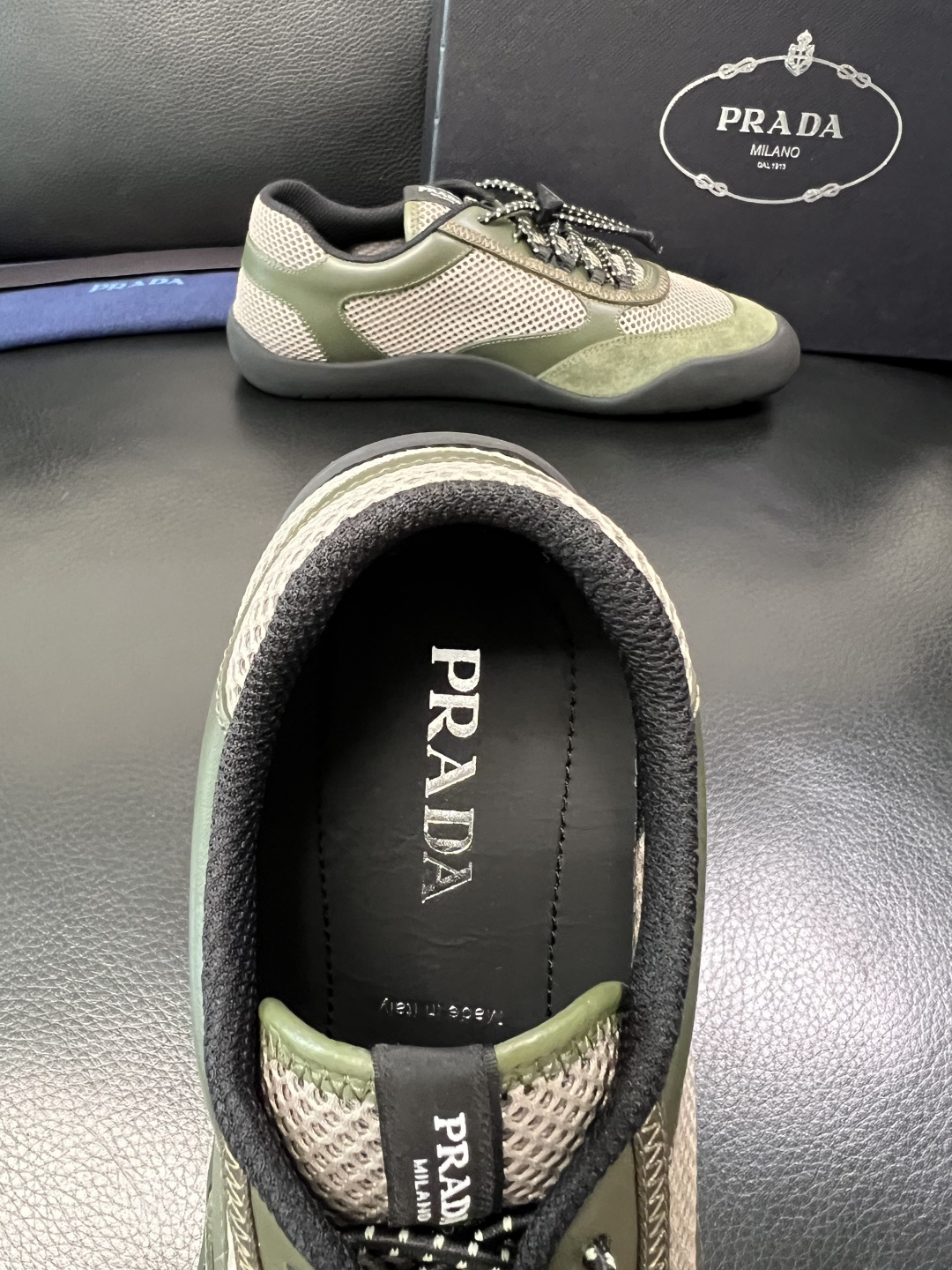 Prada 顶级工艺品，普拉达 专柜同步，原厂配置意大利进口牛皮拼布面料，进口牛皮内里垫，透气舒适，鞋底