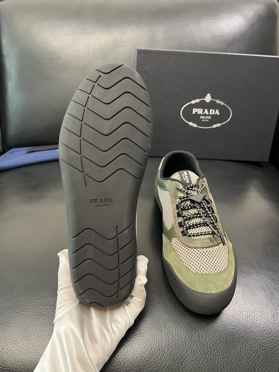 Prada 顶级工艺品，普拉达 专柜同步，原厂配置意大利进口牛皮拼布面料，进口牛皮内里垫，透气舒适，鞋底