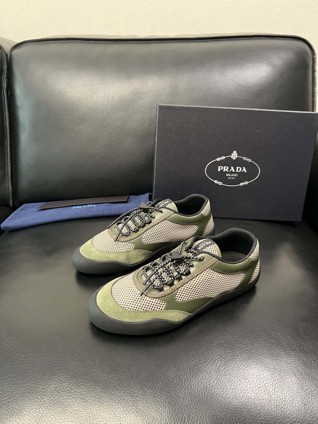 Prada 顶级工艺品，普拉达 专柜同步，原厂配置意大利进口牛皮拼布面料，进口牛皮内里垫，透气舒适，鞋底