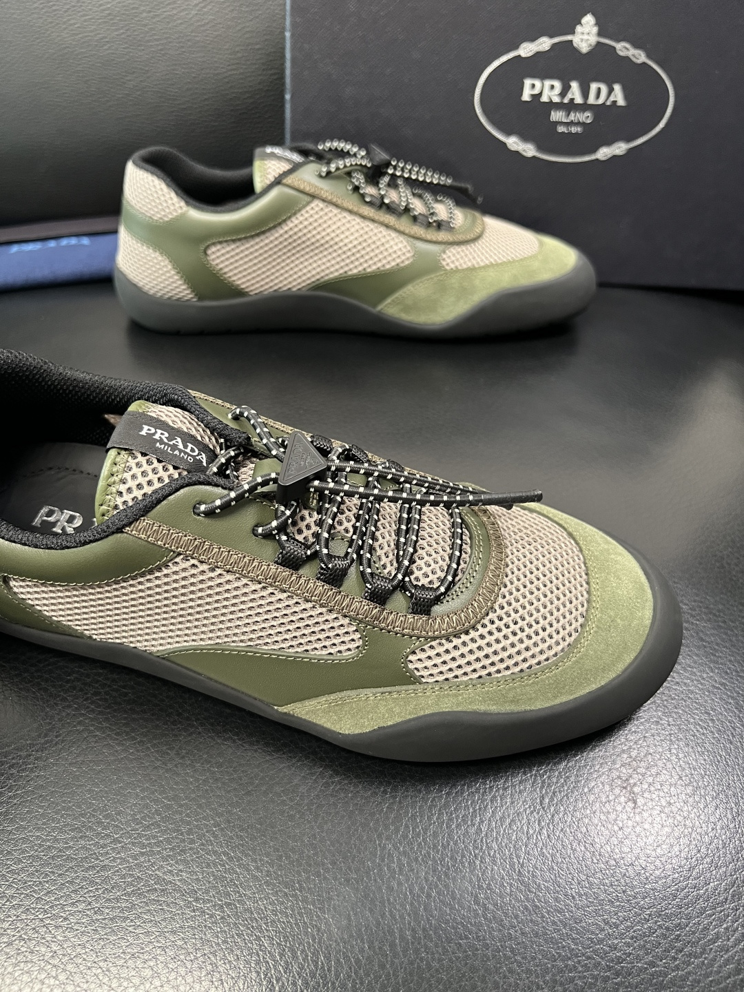 Prada 顶级工艺品，普拉达 专柜同步，原厂配置意大利进口牛皮拼布面料，进口牛皮内里垫，透气舒适，鞋底