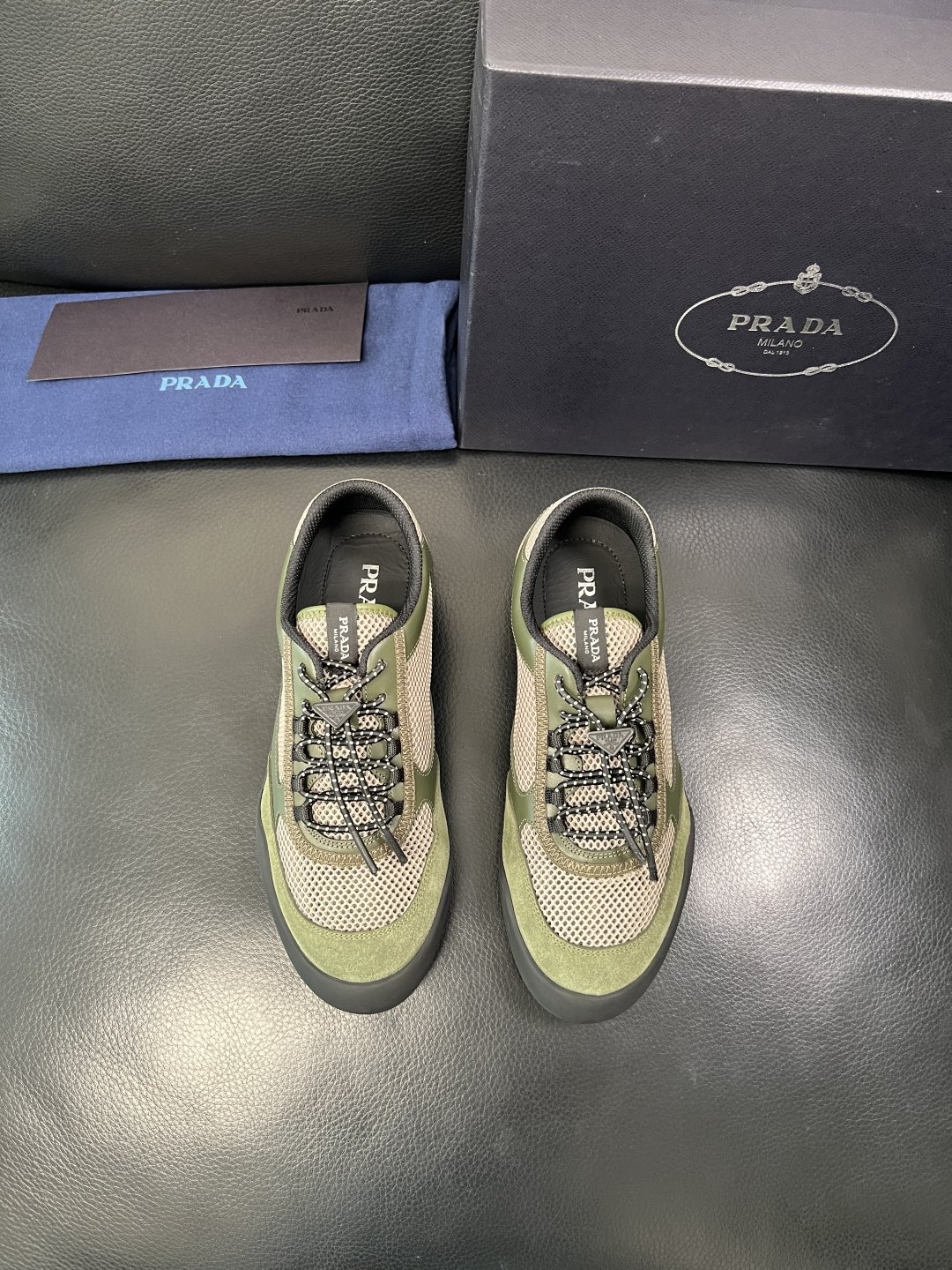 Prada 顶级工艺品，普拉达 专柜同步，原厂配置意大利进口牛皮拼布面料，进口牛皮内里垫，透气舒适，鞋底