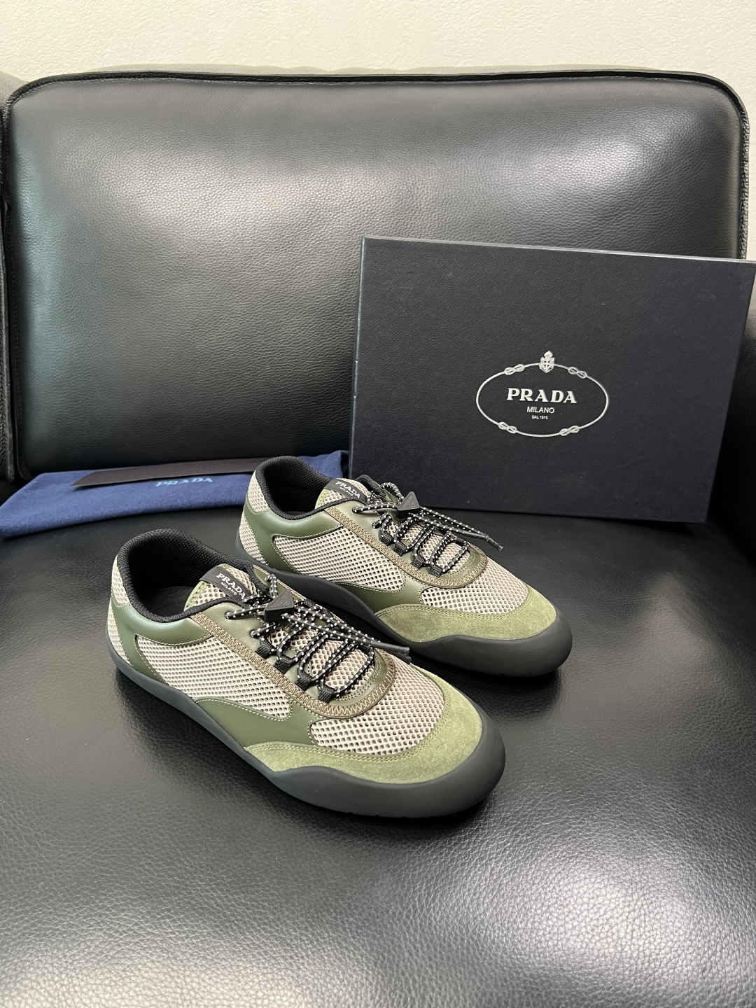 Prada 顶级工艺品，普拉达 专柜同步，原厂配置意大利进口牛皮拼布面料，进口牛皮内里垫，透气舒适，鞋底