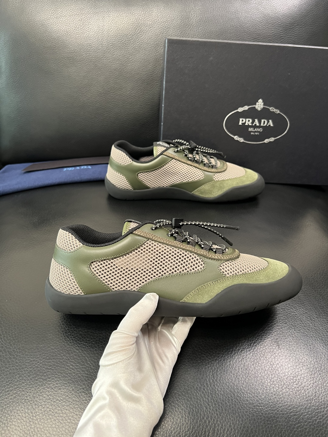 Prada 顶级工艺品，普拉达 专柜同步，原厂配置意大利进口牛皮拼布面料，进口牛皮内里垫，透气舒适，鞋底