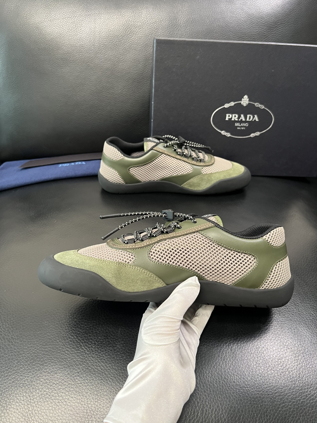 Prada 顶级工艺品，普拉达 专柜同步，原厂配置意大利进口牛皮拼布面料，进口牛皮内里垫，透气舒适，鞋底